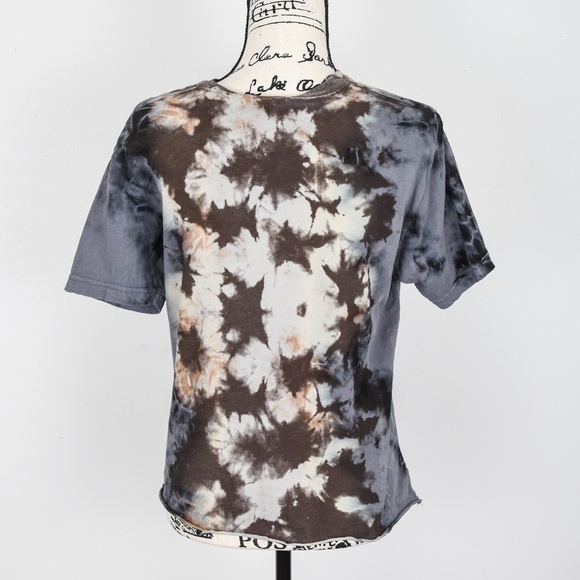 Women's Express Animal Print Blouse Satin blend material Size Small Button cuffs - Picture 2 of 3